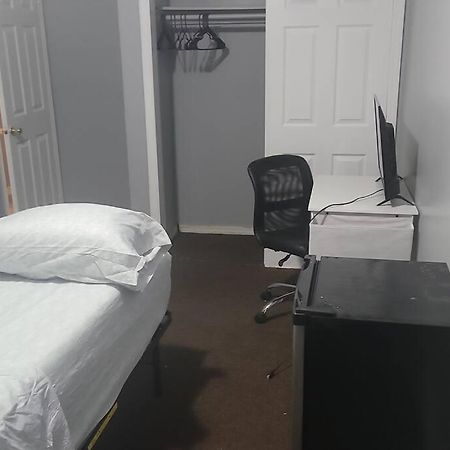 Room In A Beach House With King Size Bed In A Landlord Hosted Three Bedroom Apartment New York Kültér fotó