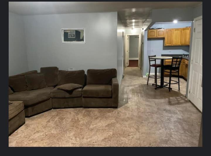 Room In A Beach House With King Size Bed In A Landlord Hosted Three Bedroom Apartment New York Kültér fotó
