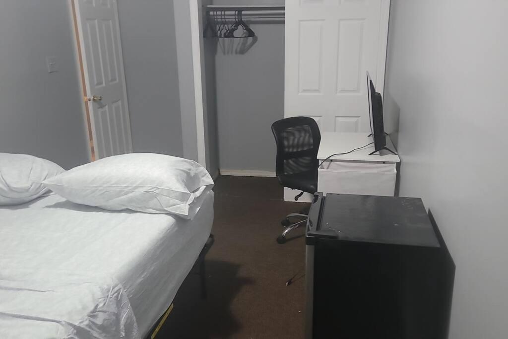 Room In A Beach House With King Size Bed In A Landlord Hosted Three Bedroom Apartment New York Kültér fotó