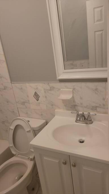 Room In A Beach House With King Size Bed In A Landlord Hosted Three Bedroom Apartment New York Kültér fotó